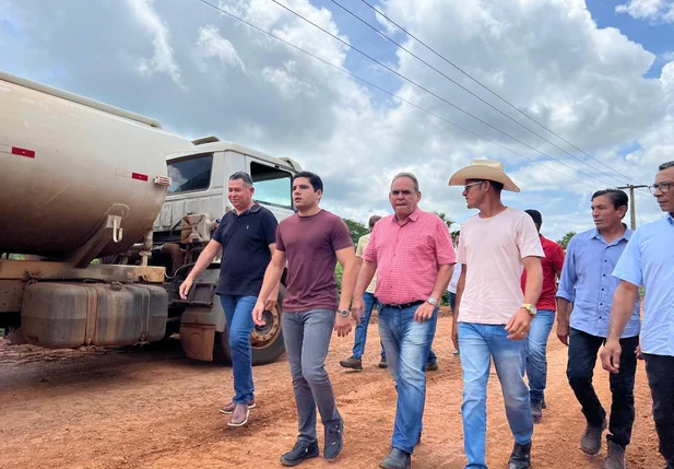 Diretor do DER-PI Leonardo Sobral em visita a obras