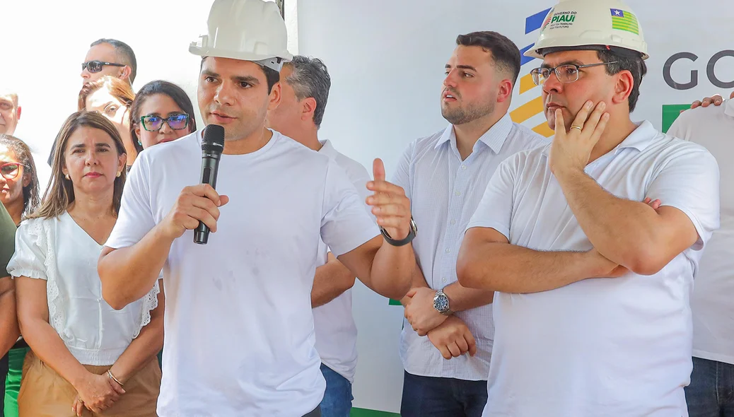 Diretor-geral do DER-PI Leonardo Sobral ao lado do governador Rafael Fonteles
