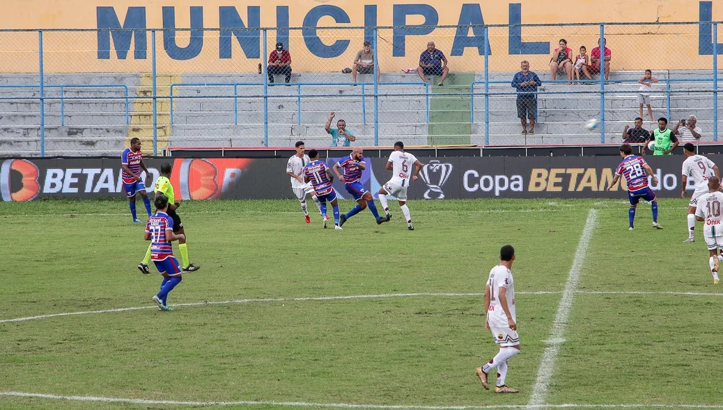 Disputa de bola na partida entre Fluminense-PI e Fortaleza