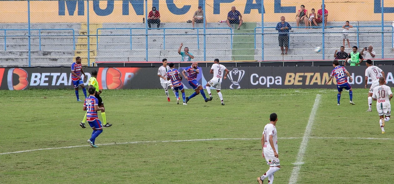 Disputa de bola na partida entre Fluminense-PI e Fortaleza