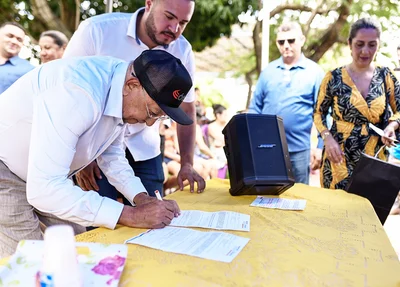 Dr. Pessoa assinando ordem de serviço de pavimentação no Parque Rodoviário