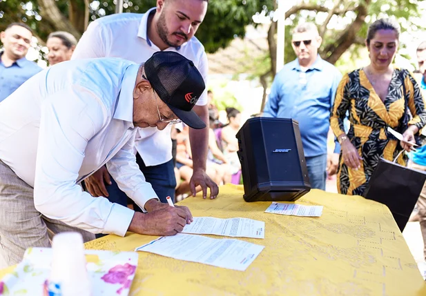 Dr. Pessoa assinando ordem de serviço de pavimentação no Parque Rodoviário