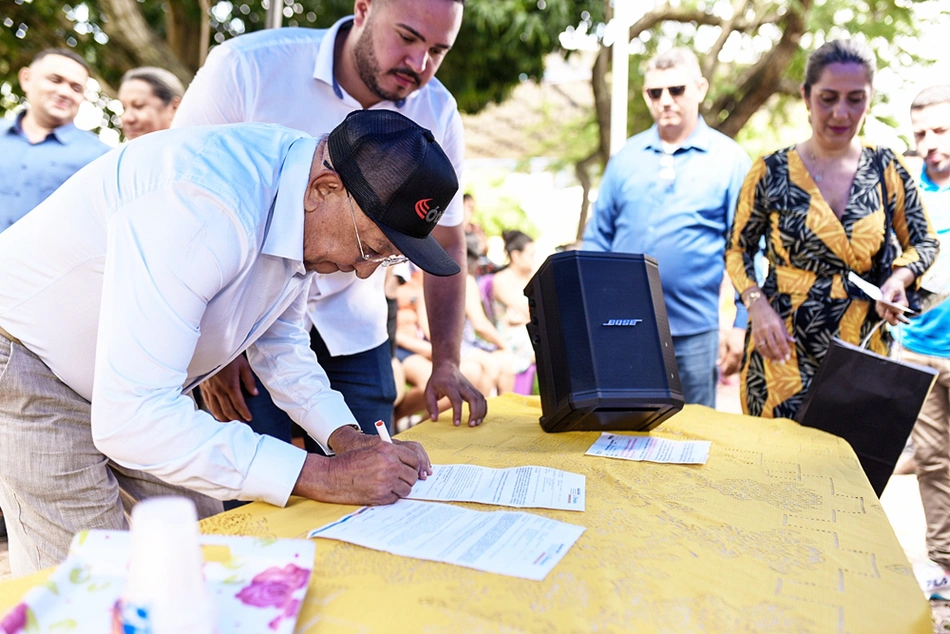 Dr. Pessoa assinando ordem de serviço de pavimentação no Parque Rodoviário