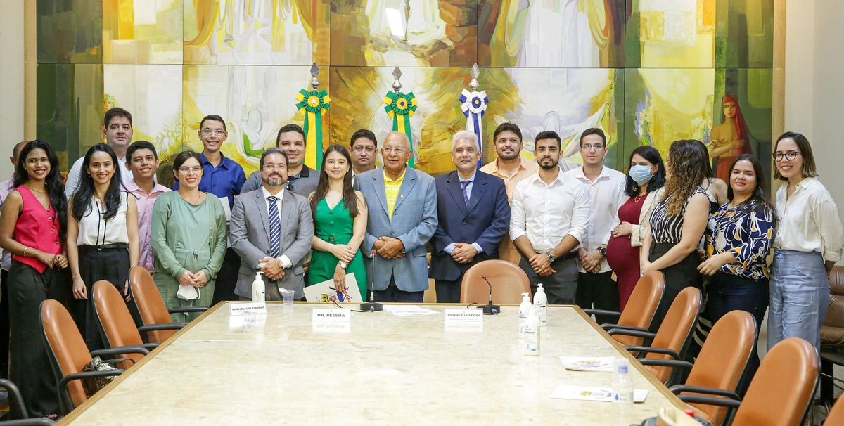Dr. Pessoa empossa novos servidores
