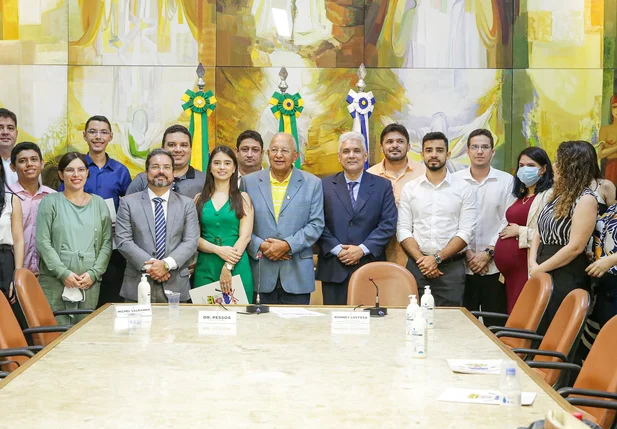 Dr. Pessoa empossa novos servidores