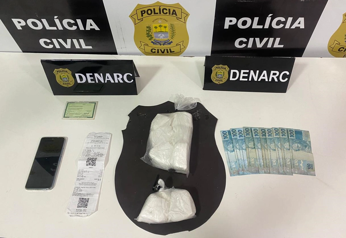 Droga avaliada em R$ 130 mil e dinheiro apreendida com passageiro de ônibus