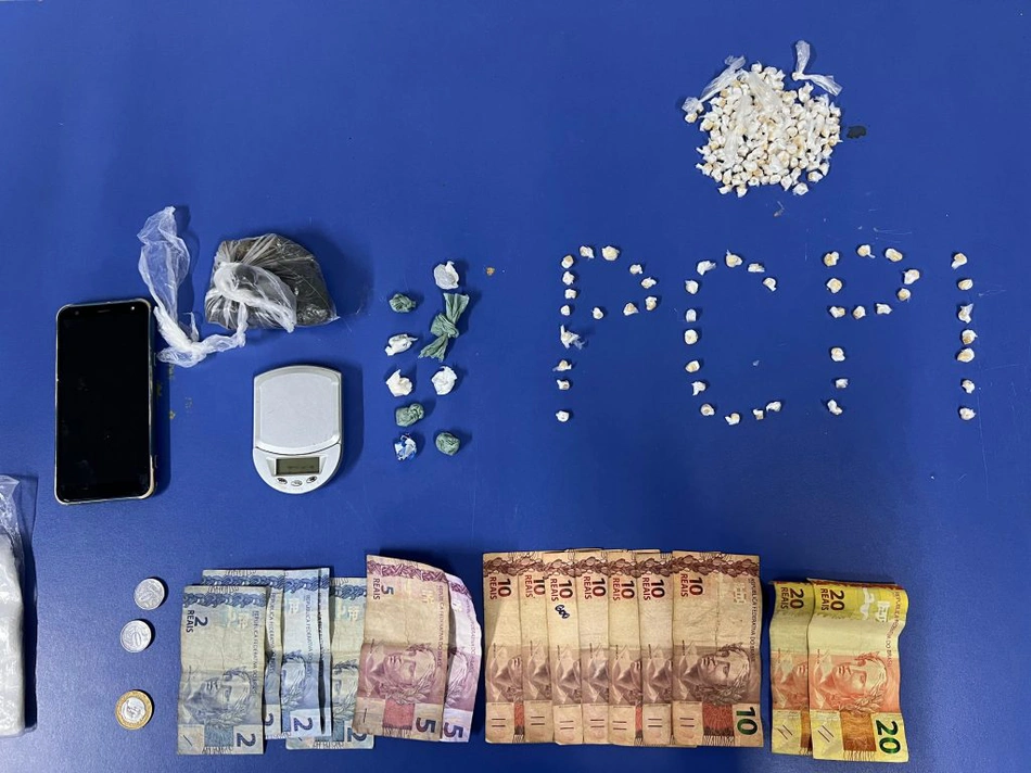 Droga e material apreendidos