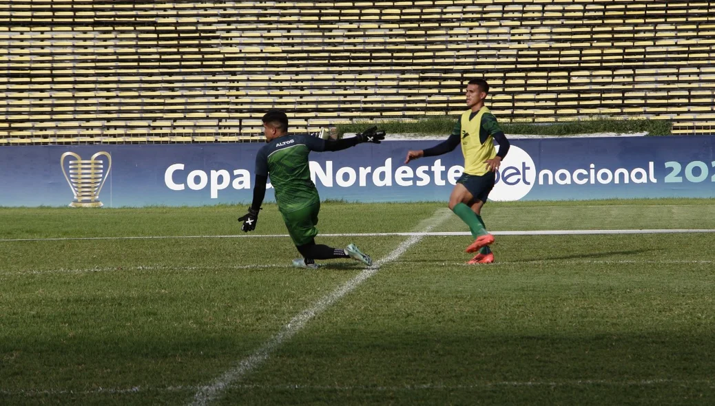 Duelo entre Rhuann e Careca em treino reduzido do Altos