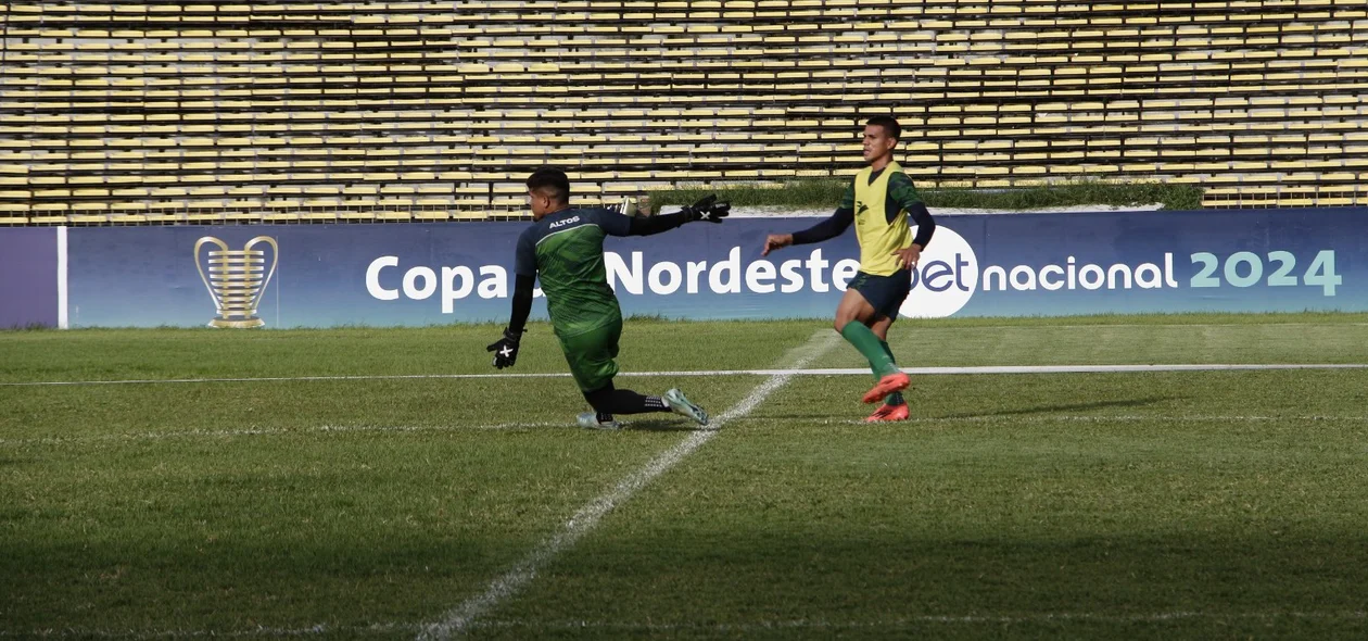 Duelo entre Rhuann e Careca em treino reduzido do Altos