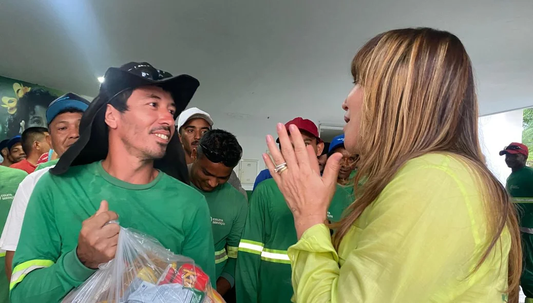 Durante a ação social a prefeita demosntrou a sua satisfação