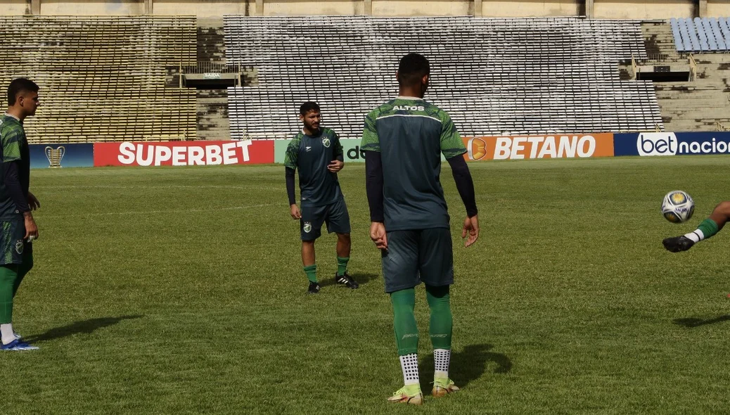 Elenco do Altos trabalhou no estádio Albertão