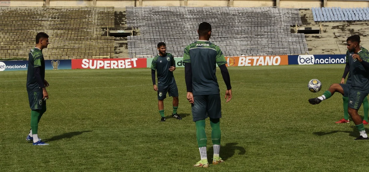 Elenco do Altos trabalhou no estádio Albertão