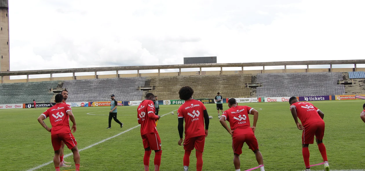 Elenco do River treino no estádio Albertão para semifinais do Piauiense 2024