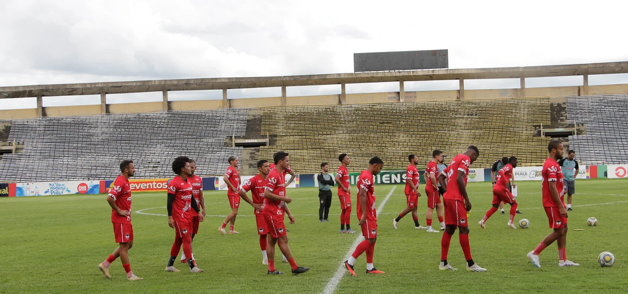 Elenco do River treino no estádio Albertão para semifinais do Piauiense 2024