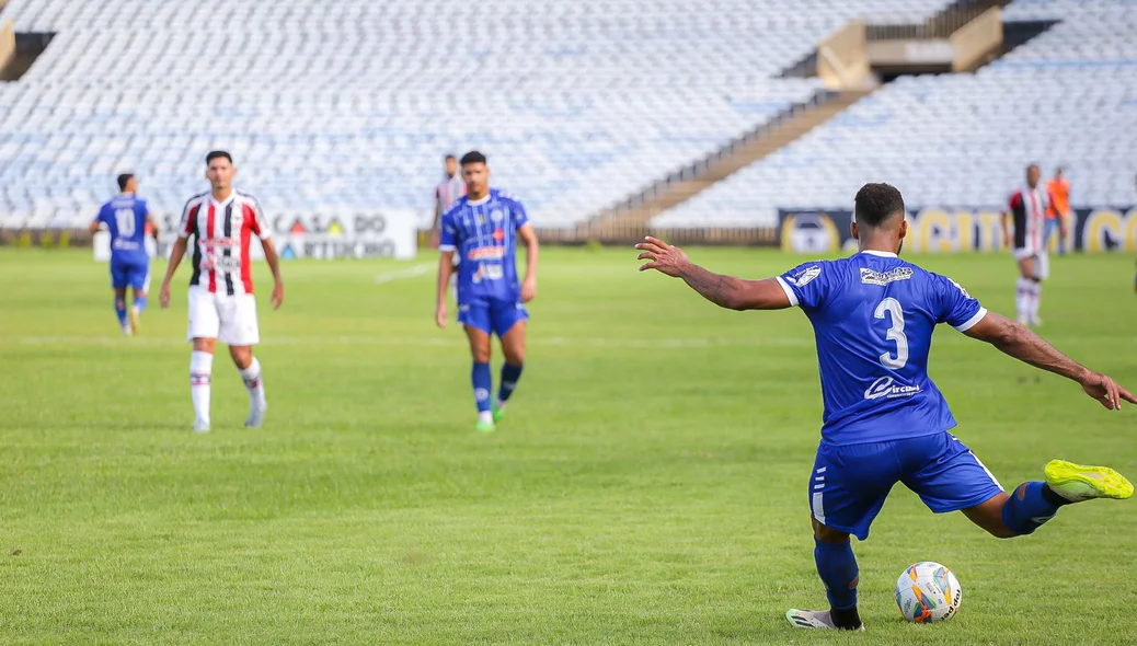Emílio se prepara para chutar