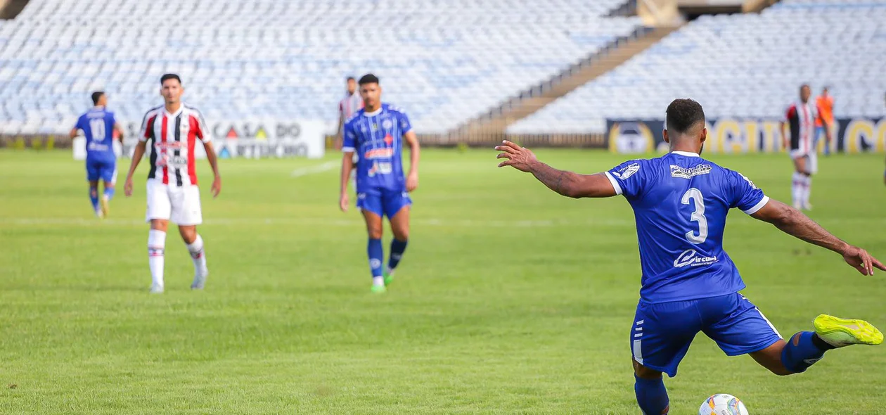 Emílio se prepara para chutar