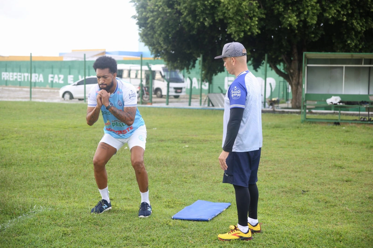 Emílio, zagueiro do Parnahyba e fisioterapeuta Joalyson