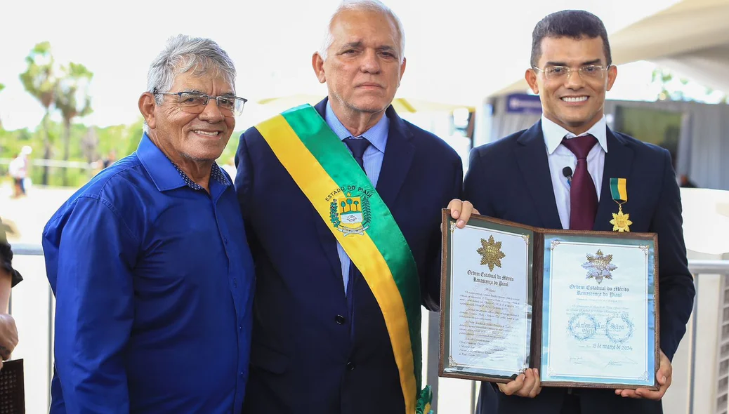 Entrega da insígnia estadual