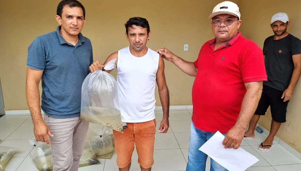 Entrega de alevinos aos produtores rurais locais