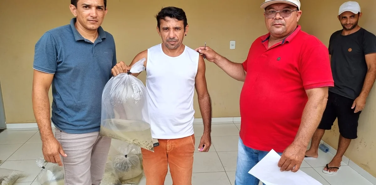 Entrega de alevinos aos produtores rurais locais