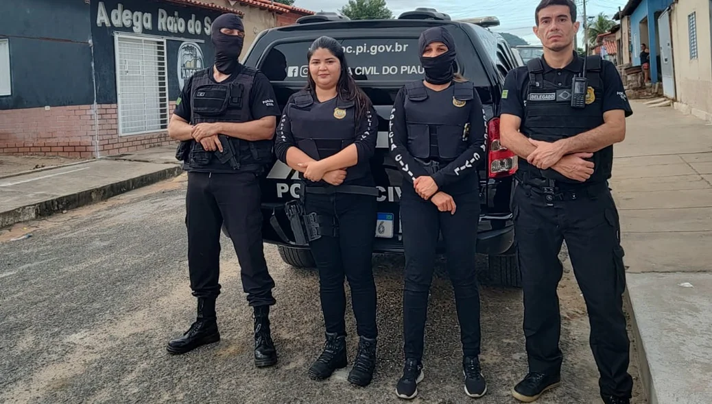 Equipe de policiais civis durante operação em Parnaguá