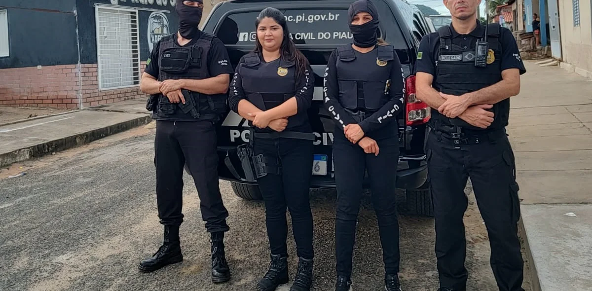 Equipe de policiais civis durante operação em Parnaguá