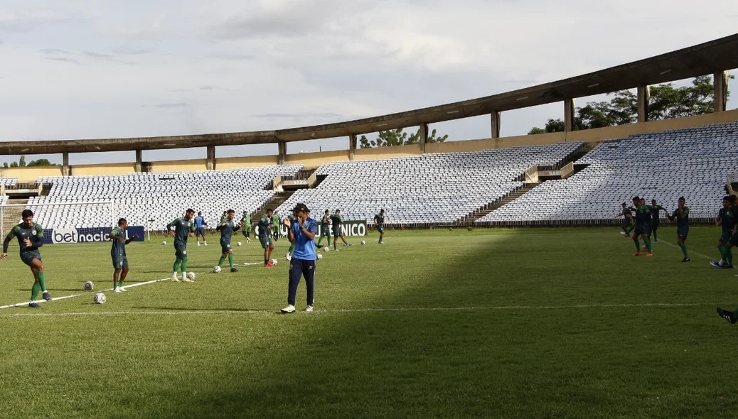 Equipe do Altos trabalha para jogo contra o CRB
