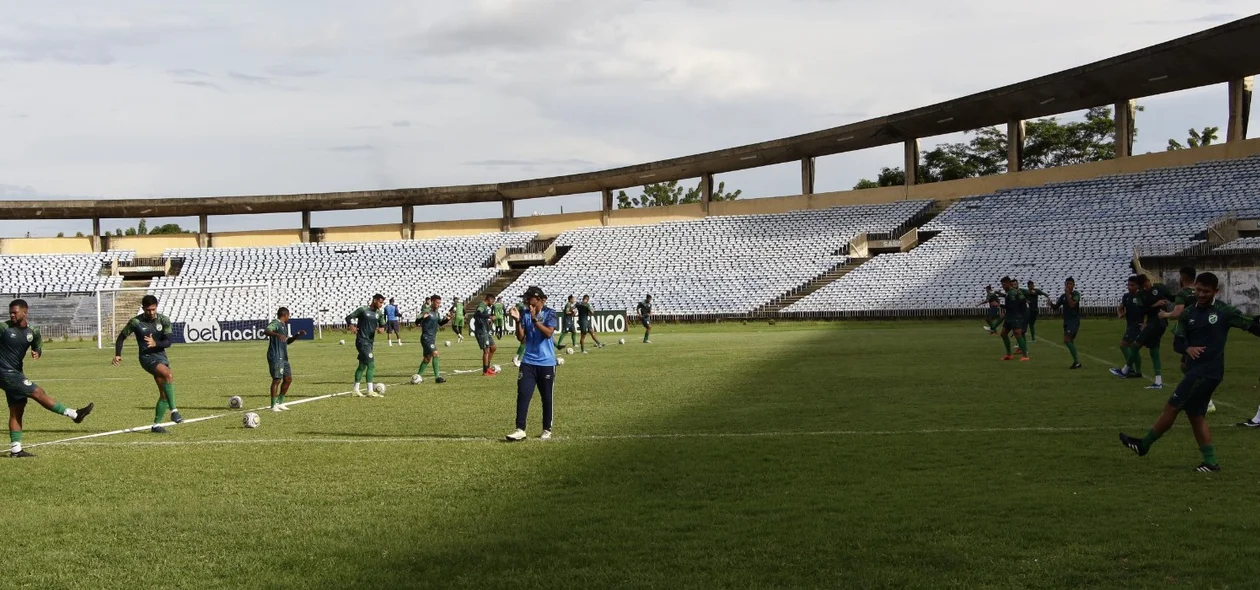 Equipe do Altos trabalha para jogo contra o CRB