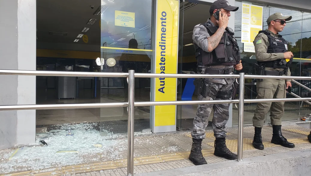 Equipes da PM em frente a agência bancária