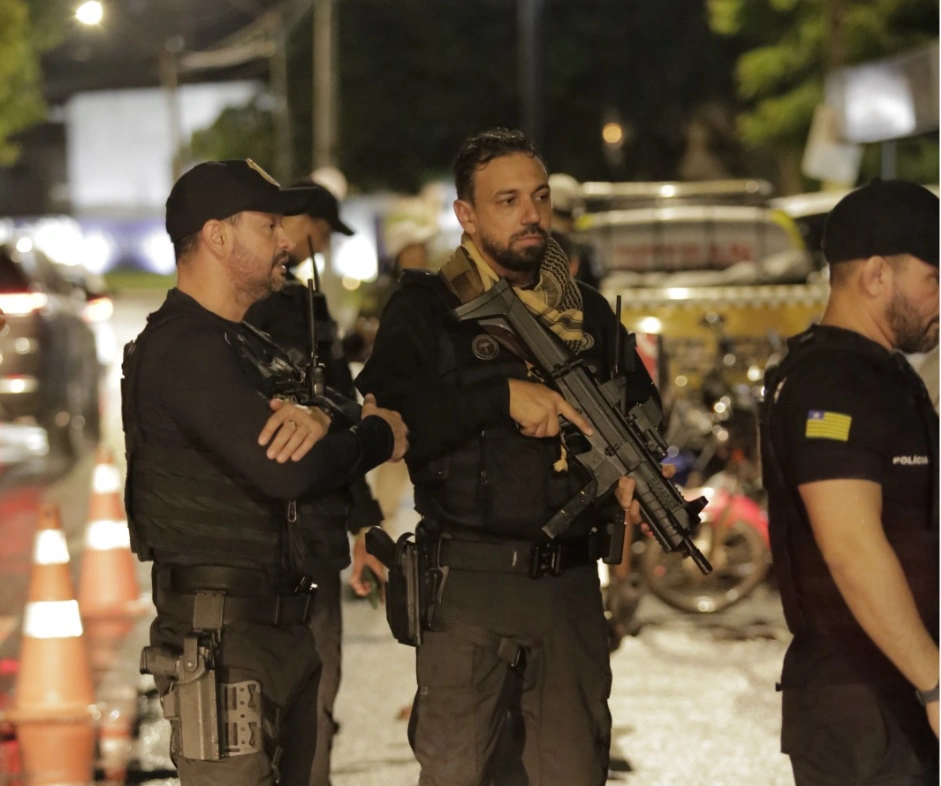 Equipes da Polícia Civil e Militar em fiscalização