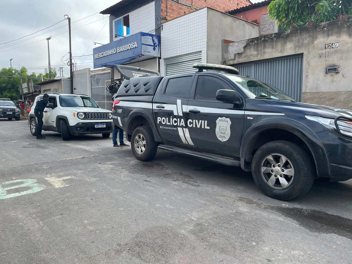 Equipes do DENARC na Vila Mandacaru
