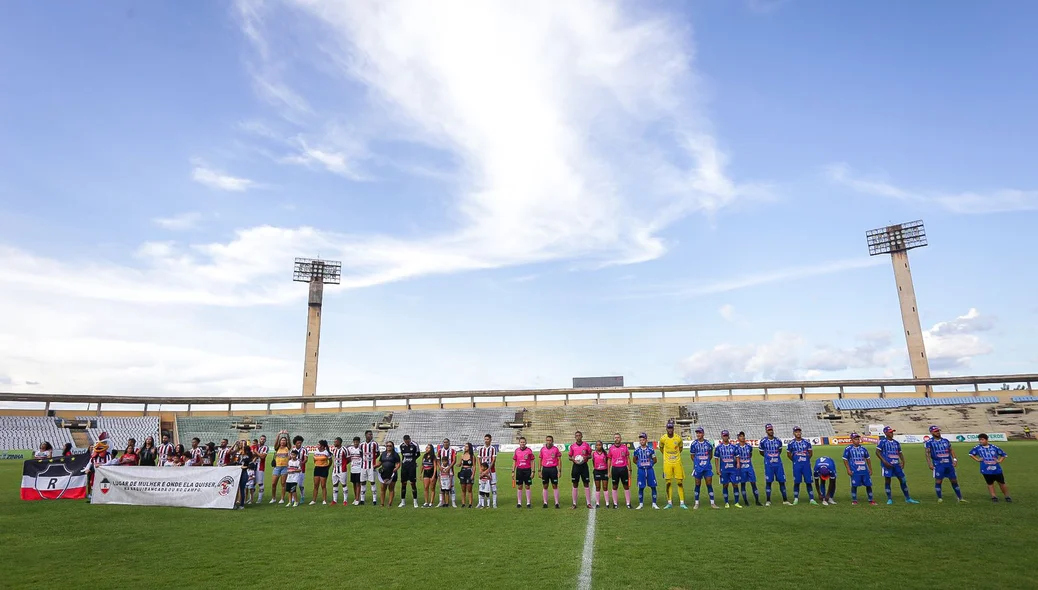 Equipes perfiladas antes do jogo