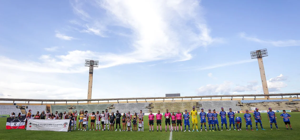 Equipes perfiladas antes do jogo