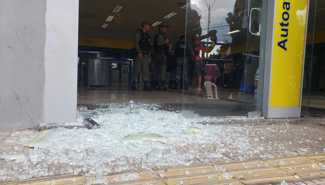 Estilhaços de vidros na agência do Banco do Brasil