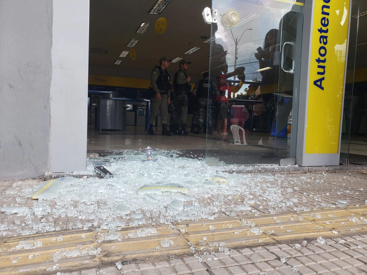 Estilhaços de vidros na agência do Banco do Brasil