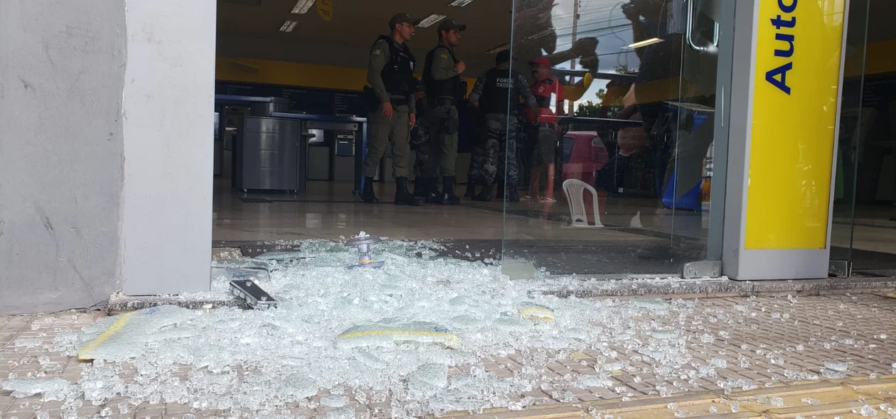 Estilhaços de vidros na agência do Banco do Brasil
