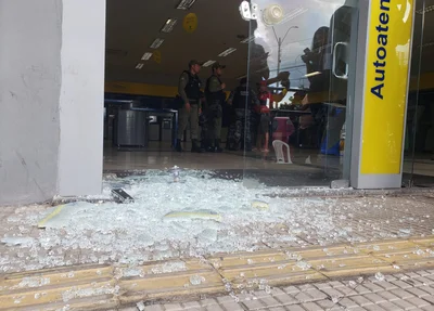 Estilhaços de vidros na agência do Banco do Brasil