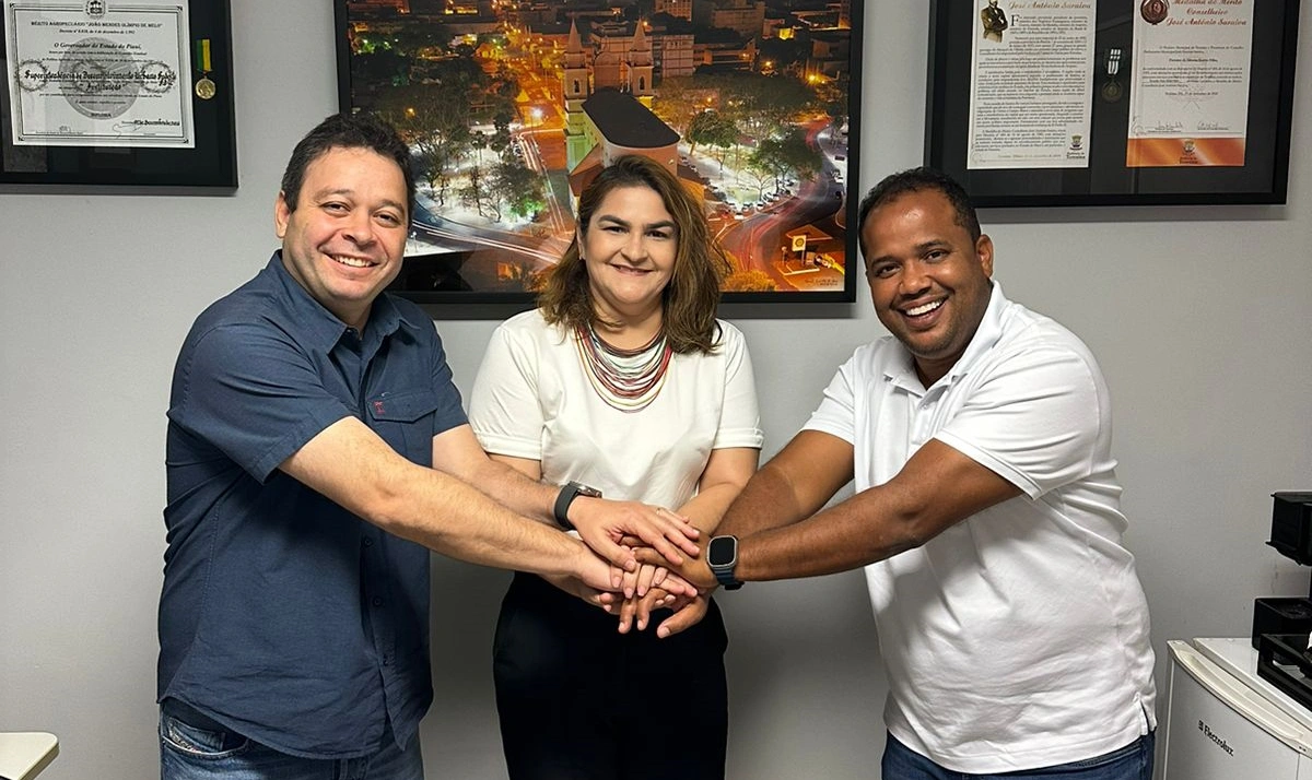 Evandro Hidd ao lado de Raissa Protetora e Enzo Samuel