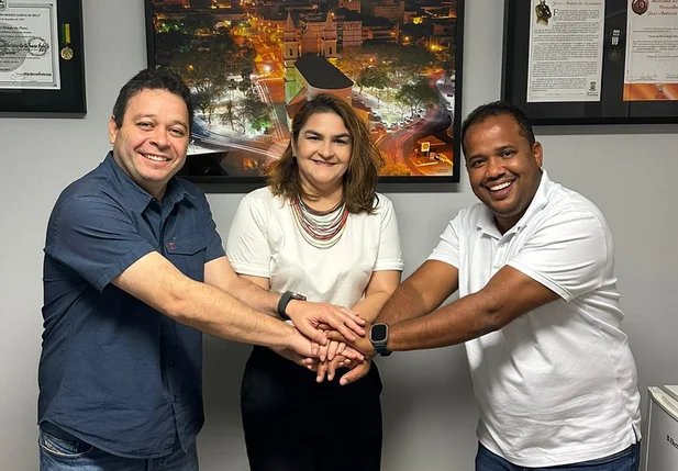 Evandro Hidd ao lado de Raissa Protetora e Enzo Samuel