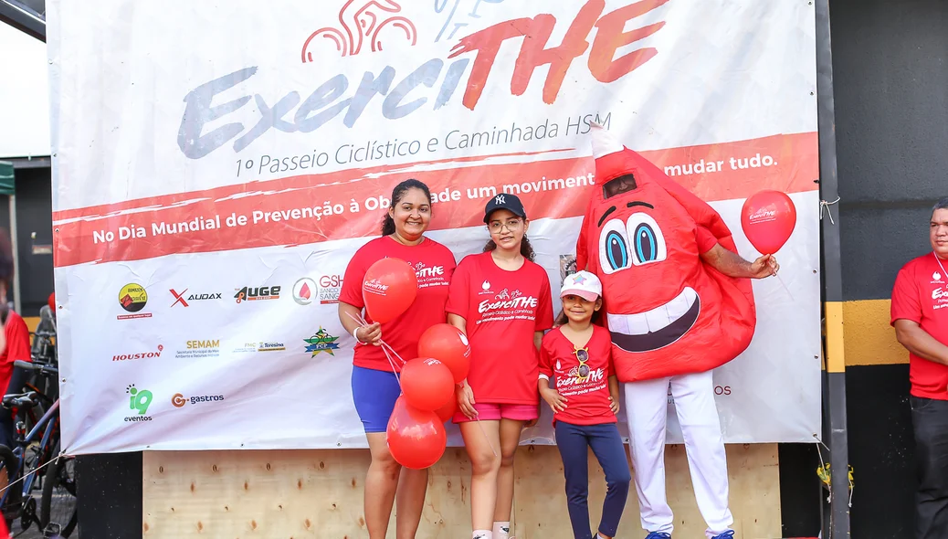 Família participando do  ExerciTHE