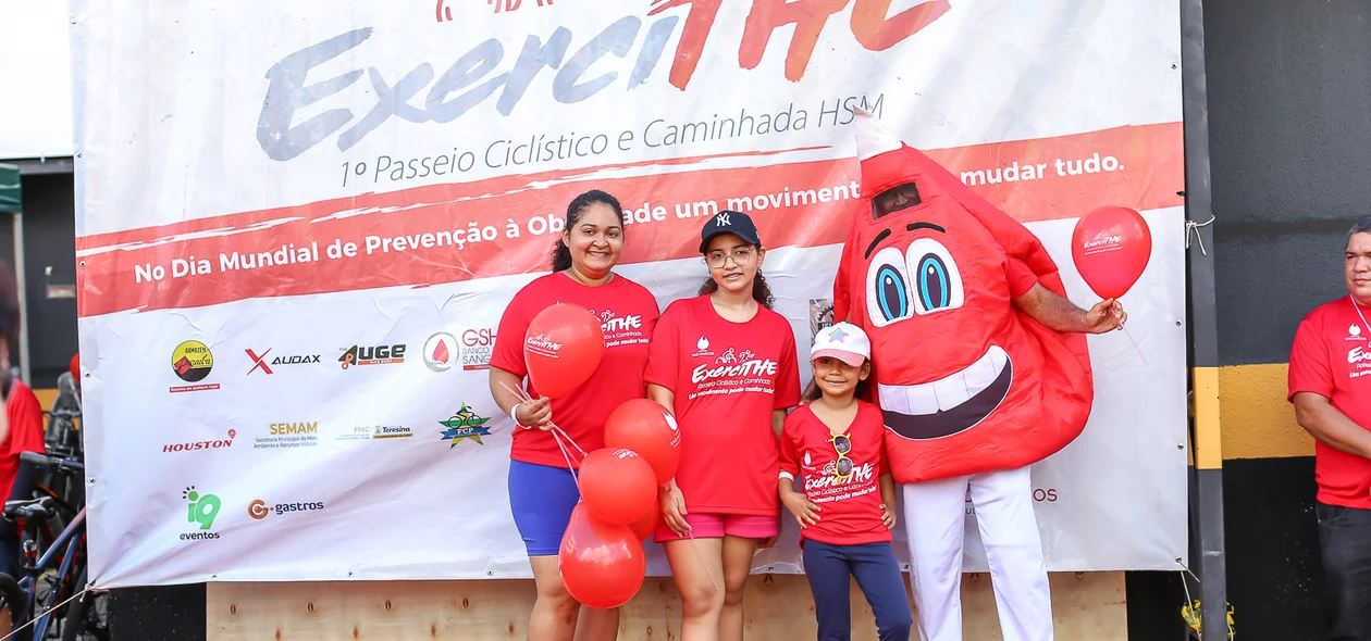 Família participando do  ExerciTHE