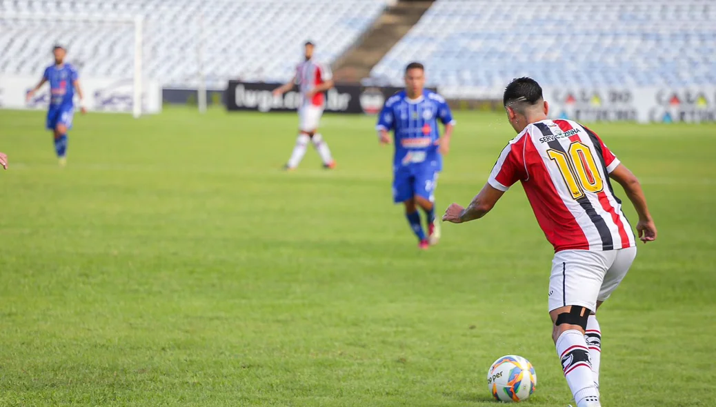 Felipe Pará com a posse de bola
