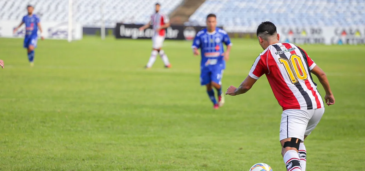 Felipe Pará com a posse de bola