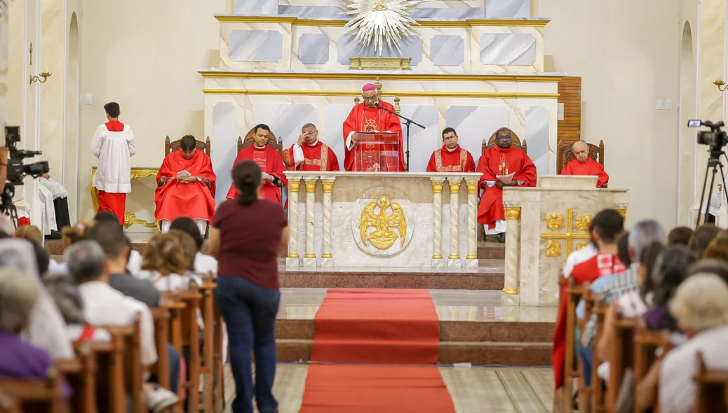 Fiéis assistem atentamente à missa