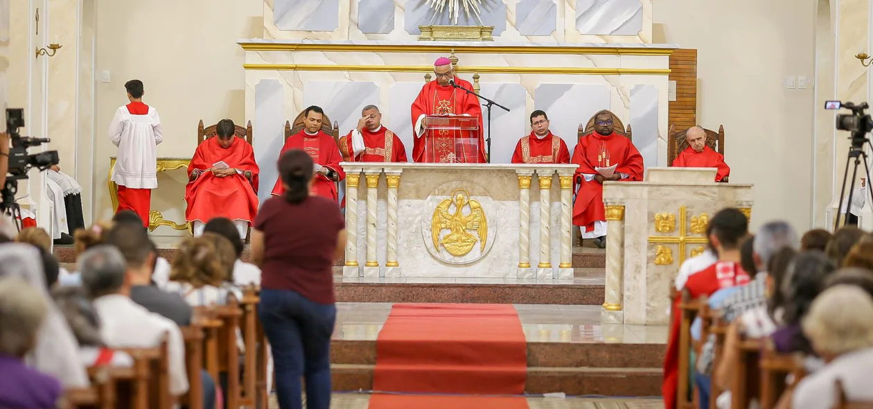 Fiéis assistem atentamente à missa