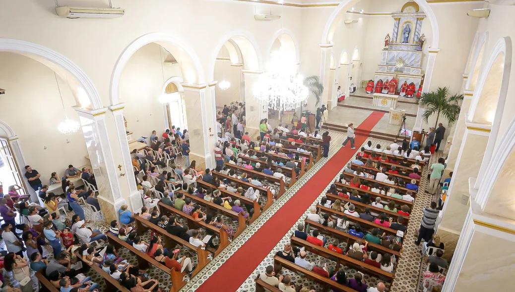 Fiéis assistindo à missa