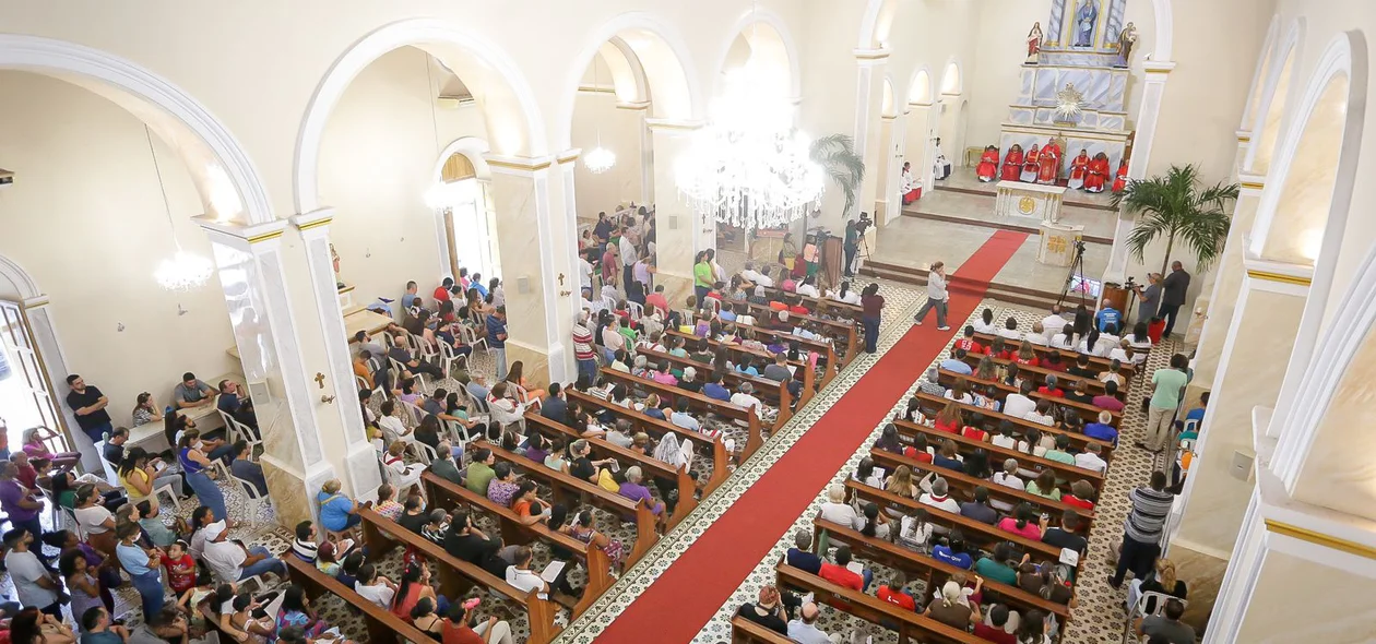 Fiéis assistindo à missa