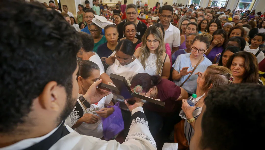 Fiéis beijam a imagem de Jesus Cristo