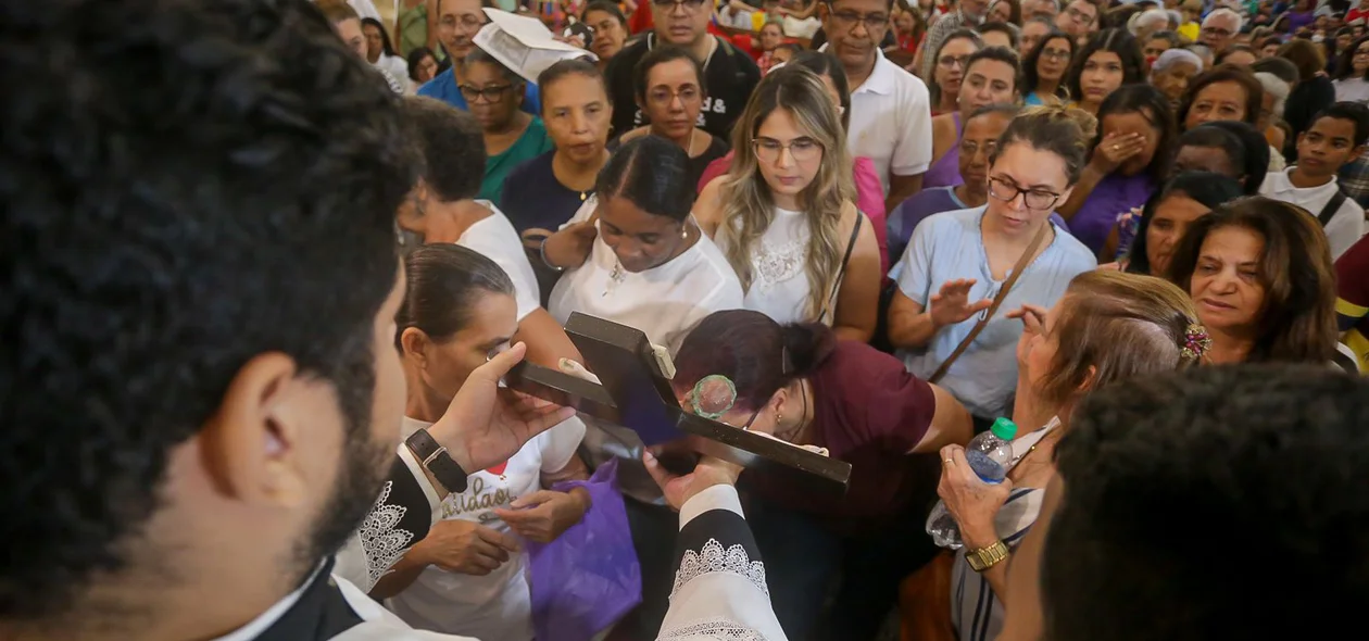 Fiéis beijam a imagem de Jesus Cristo