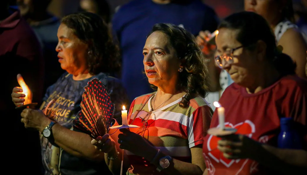 Fiéis na procissão